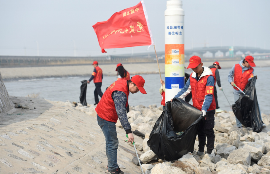 保護(hù)渤海灣環(huán)境 中建五局濱海新區(qū)項(xiàng)目志愿者徒步海邊撿垃圾