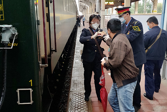 突發(fā)疾病果斷急救，列車溫情感動旅客