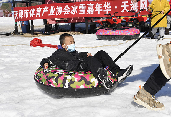 津城啟云灣冰雪基地開展“冰雪嘉年華” 推動市民冰雪體育運動熱潮