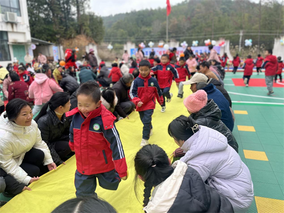 興國縣鼎龍鄉(xiāng)公辦中心幼兒園舉行冬季親子運(yùn)動會