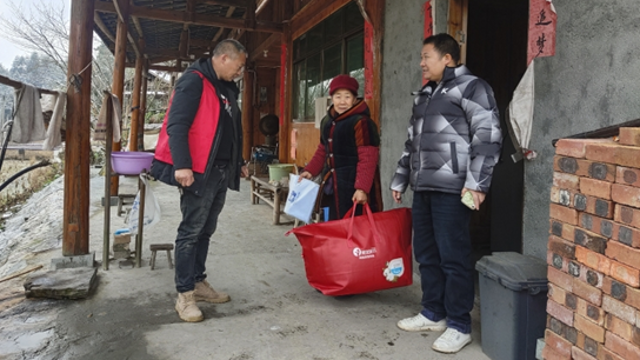 湖南綏寧：寒冬臘月冰雪天 駐村干部送溫暖