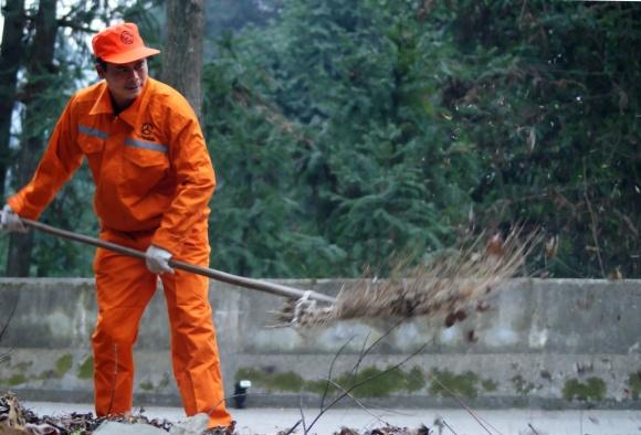 最美養(yǎng)路工龍運躍：三十四載深山護路  擔當重任風雨無阻